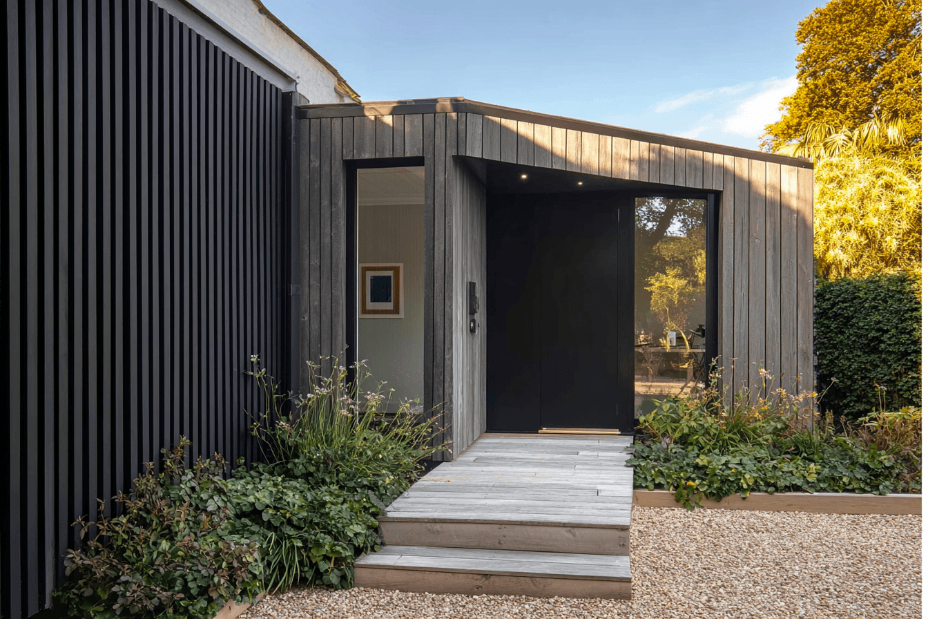 Entrée de maison mise en valeur avec un bardage