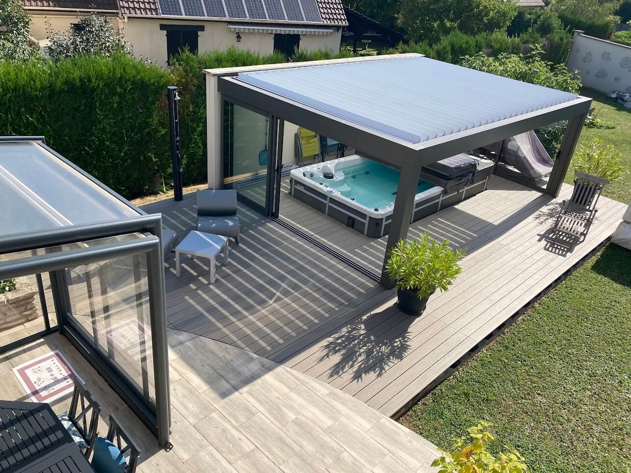 Terrasse multi-matériaux avec pergola et spa