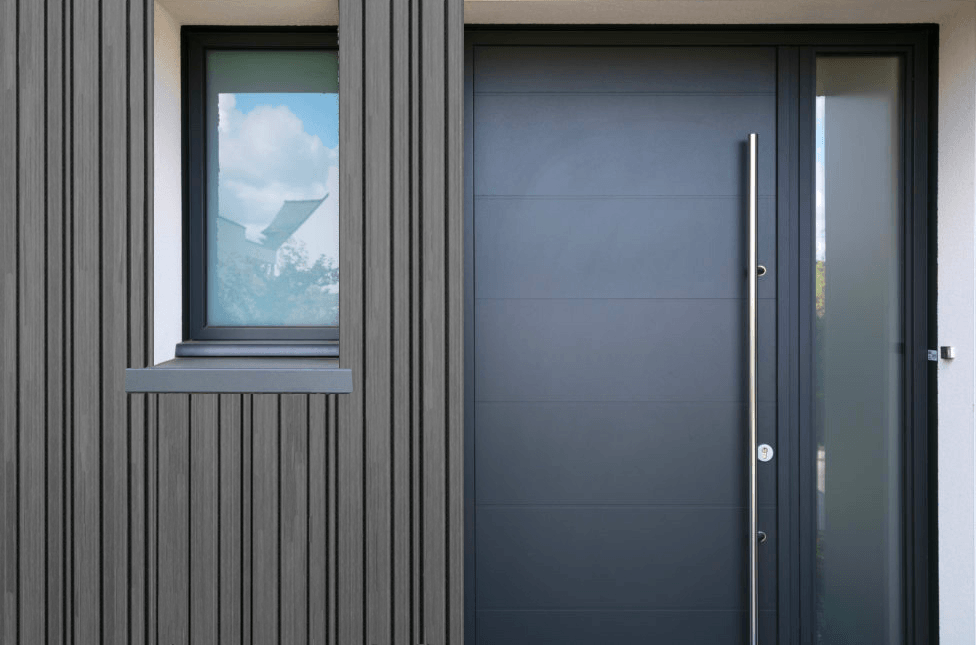Entrée de maison avec bardage zenith anthracite