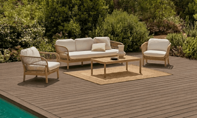 Terrasse composite avec salon extérieur près d’une piscine