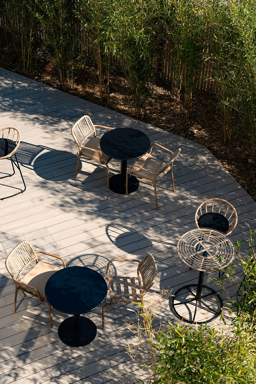Terrasse de café en lames composite pleines